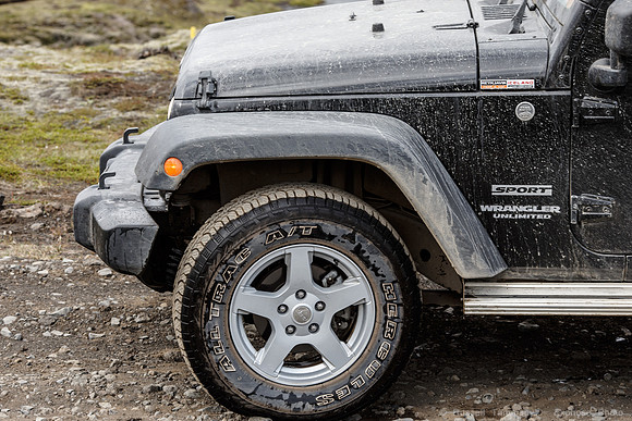 Jeep on Fjallabak Nidri (F208)